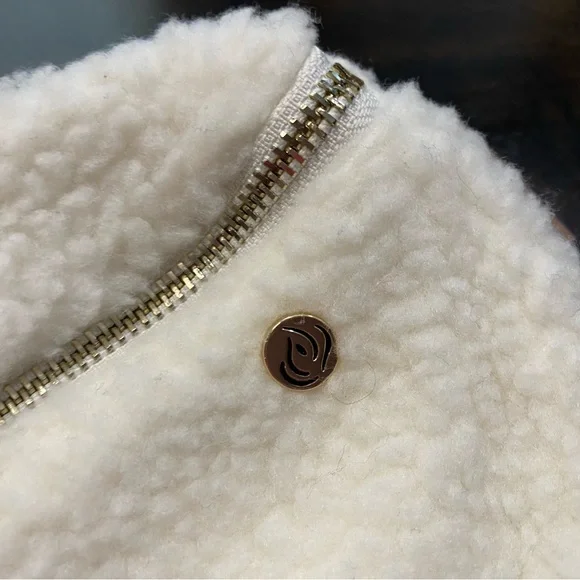 Apana Studio to Street Cozy Sherpa Belt Bag
Brand New with Tag - Picture 4 of 6